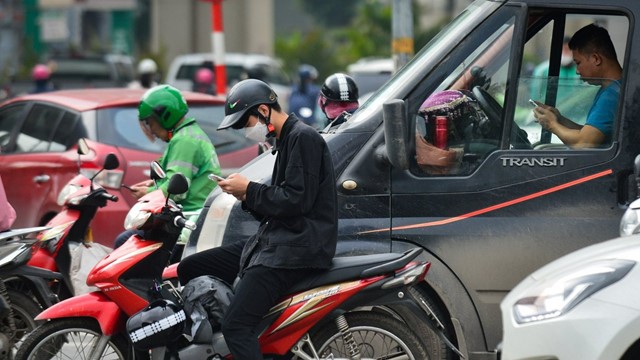 Sử dụng điện thoại khi dừng đèn đỏ có bị phạt không?