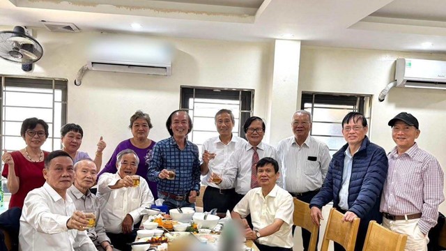 Bức ảnh họp lớp 'hot' nhất MXH: Toàn Giám đốc bệnh viện lớn, 'tinh hoa' của ngành Y Việt Nam