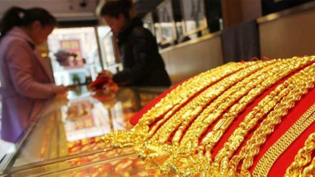 Bà Phương đi mua 130 gram vàng theo lời ‘quản lý công ty tài chính’, chủ tiệm vội vàng báo công an đến làm việc