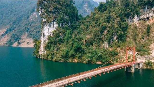 Việt Nam có cây cầu như dải lụa mảnh nối liền 2 vách núi dựng đứng, cảnh đẹp tựa cổ tích