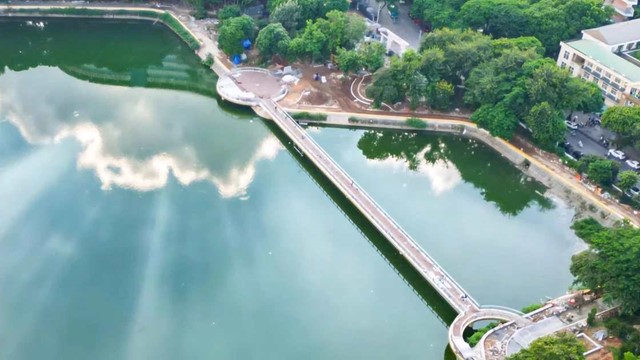 Công viên 42.000m2 được mệnh danh là 'hòn ngọc xanh' của Hà Nội, sở hữu cầu đi bộ hình cây đàn tính tẩu độc đáo