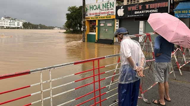 Huế mưa lớn suốt 2 ngày, lũ trên sông dâng cao, cảnh báo nguy cơ ngập