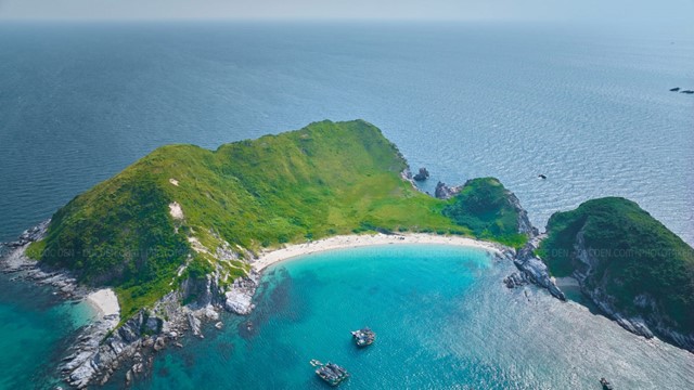 Miền Bắc có một hòn đảo sát đường biên giới trên biển với Trung Quốc, chỉ có 13 hộ dân sinh sống, biệt lập giữa biển khơi