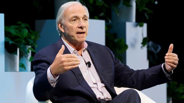 Tỷ phú Ray Dalio cảnh báo ‘bong bóng AI đã hình thành’, đừng bán vội cổ phiếu nhưng hãy tăng giữ vàng
