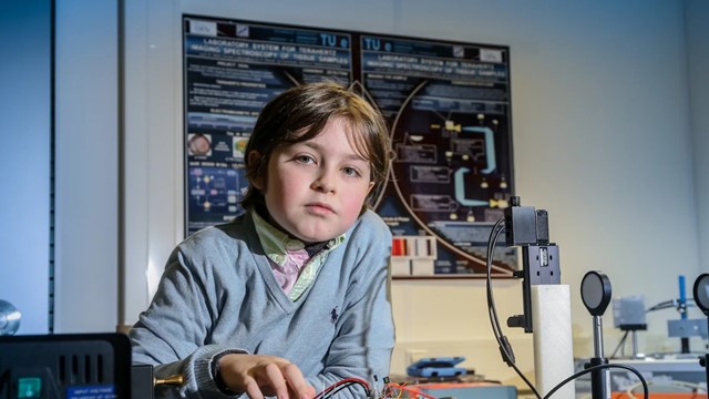 ‘Thần đồng’ 15 tuổi nhận bằng Tiến sĩ Vật lý lượng tử, chuẩn bị học bằng Tiến sĩ thứ 2