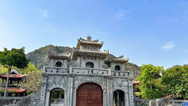 Ngôi đền đá thờ 4 vị vua, 2 vị tướng và hoàng hậu nhà Trần, được ví như 'kiệt tác' giữa lòng cố đô