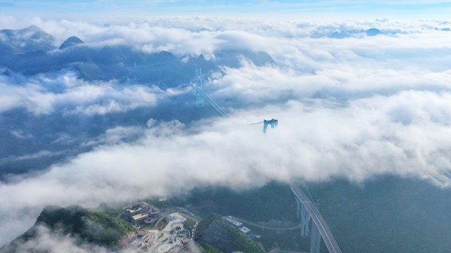 Cầu treo nặng 22.000 tấn đâm xuyên mây, bắc qua ‘vết nứt của Trái Đất’, yêu cầu độ chuẩn đến từng milimet