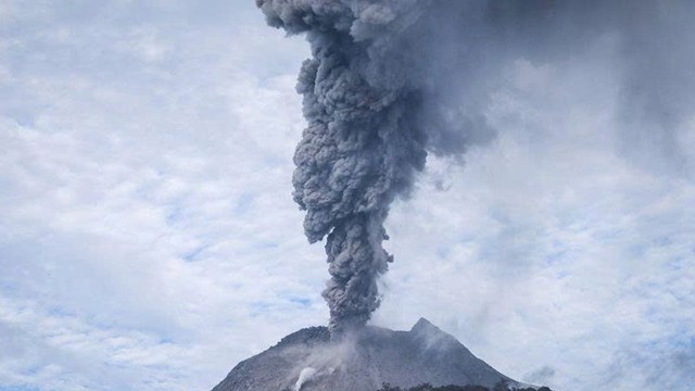 Núi lửa ‘ngủ yên’ 12.000 năm bất ngờ phun trào