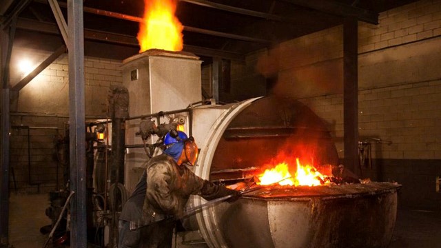 Cổ phiếu tăng 33% ngay ngày đầu niêm yết, ông chủ 56 tuổi trở thành tỷ phú ngành nhôm 