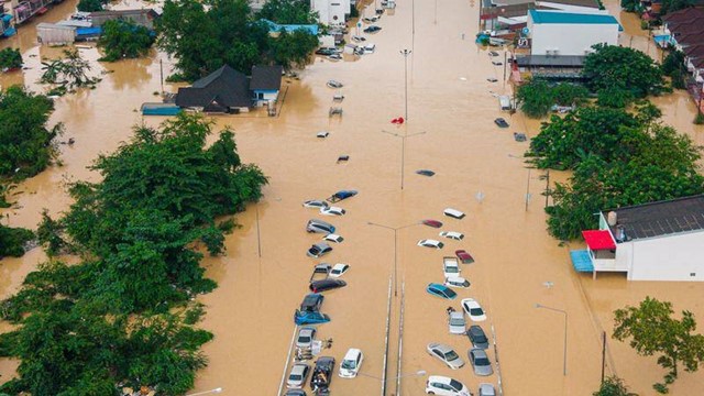 Đối mặt đợt mưa 300 năm mới có 1 lần, Thái Lan huy động cả tàu sân bay để cứu hộ
