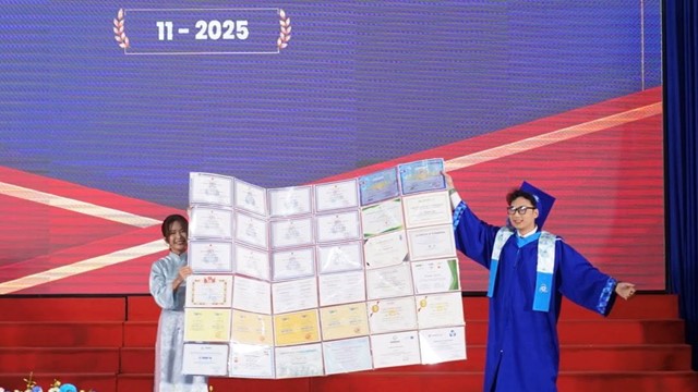 Thủ khoa giành Cúp Toàn năng từng đi 7 nước, nhận học bổng Tiến sĩ tại Pháp trước tốt nghiệp