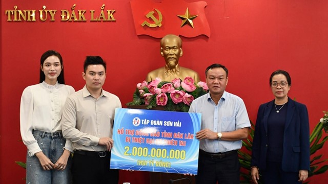 Hoa hậu Đỗ Hà cùng Tổng Giám đốc Tập đoàn Sơn Hải đi thiện nguyện vùng ngập lụt