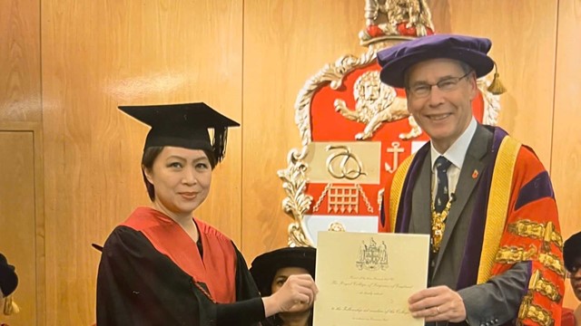 Nữ Thượng tá, Phó Giáo sư của Việt Nam chính thức trở thành thành viên Hiệp hội Phẫu thuật Hoàng gia Anh