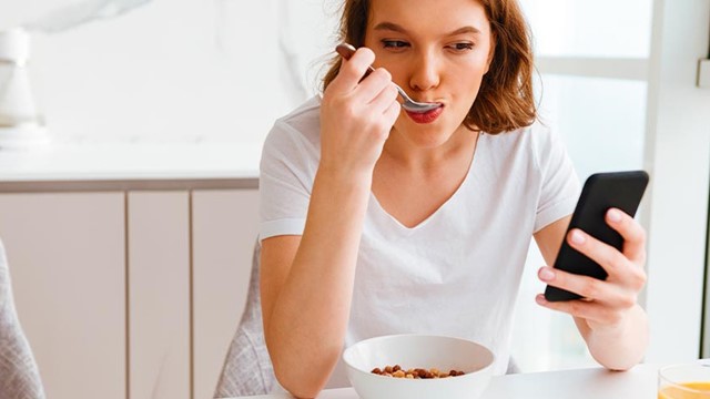 Vừa ăn vừa xem tivi, điện thoại khiến bạn dễ tăng cân, béo phì