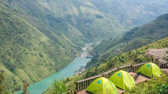 Huy động 2.300 nhân công thuộc 16 dân tộc, đục khoét gần 3 triệu m3 đất đá, làm 42 cây cầu để dựng nên cung đèo hiểm trở bậc nhất Việt Nam