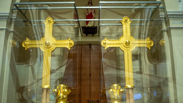 2 Thánh giá mạ vàng, nặng 400kg được trưng bày ở nhà thờ nổi tiếng bậc nhất Sài Gòn