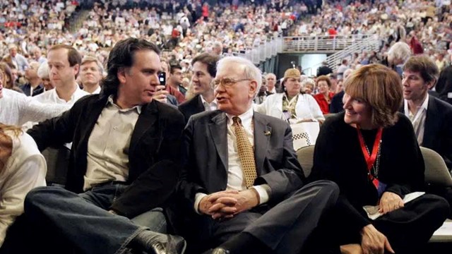 Con trai Warren Buffett ‘đốt sạch’ 200 triệu USD thừa kế, chọn sống trong căn hộ chật hẹp chỉ để ‘thoát khỏi bóng’ của cha 