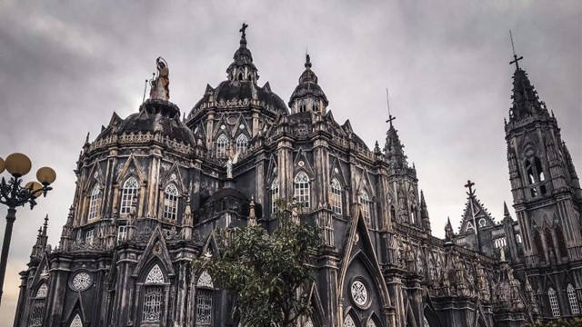 Nhà thờ ở miền Bắc được ví như 'lâu đài trong Harry Potter', giáo dân gom gạch, đá suốt 10 năm để xây dựng