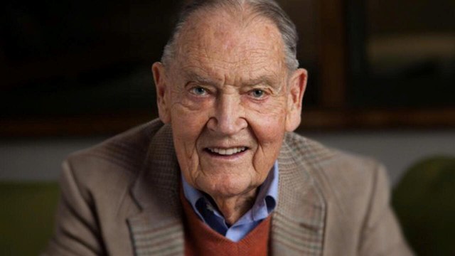 Huyền thoại thay đổi cách cả thế giới đầu tư nhưng chỉ thích kiếm tiền cho người khác, được Warren Buffett gọi là ‘người hùng’