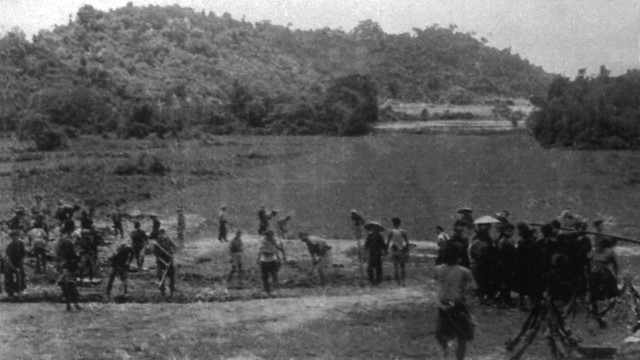 Huy động 200 nhân dân cùng chiến sĩ san phẳng đất đá, làm việc thần tốc, xây dựng sân bay quốc tế đầu tiên của Việt Nam trong vòng 2 ngày