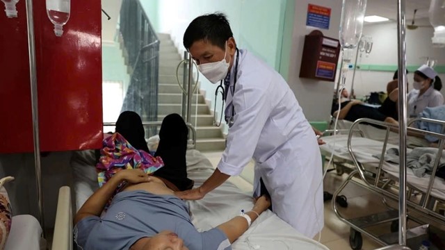 Hơn 60 người nhập viện sau khi ăn bánh mì tại TP. Hồ Chí Minh