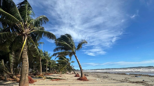 Cảnh hoang tàn ở bãi biển đẹp bậc nhất miền Trung