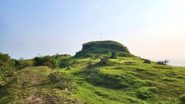 Việt Nam có một ngọn núi cao chỉ hơn 100m nhưng có thế 'tựa sơn - vọng thủy' hiếm có, sở hữu thành cổ hơn 600 năm