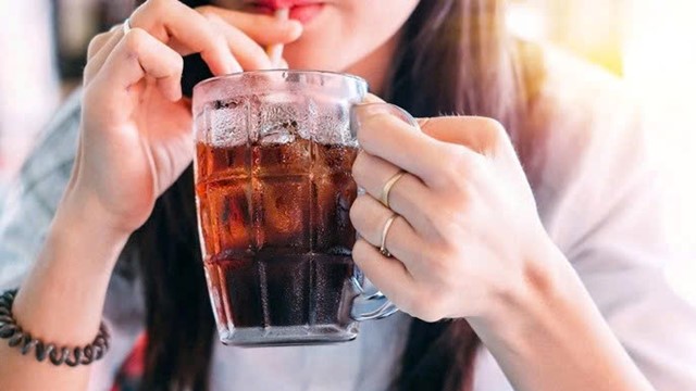 Người phụ nữ tử vong ở tuổi 34 vì thói quen uống loại nước này mỗi ngày