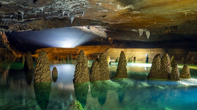 Tour du lịch 'đắt nhất Việt Nam' kín khách đến hết 2027, có tiền chưa chắc đã đi được