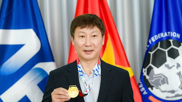 Huy chương 33 chỉ vàng phiên bản giới hạn của HLV Kim Sang-sik có gì đặc biệt?