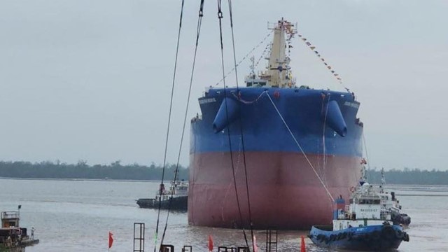 Chính thức hạ thủy tàu hàng tải trọng 65.000DWT, lớn nhất cả nước, do hơn 500 kỹ sư, công nhân người Việt Nam tự thiết kế, thi công