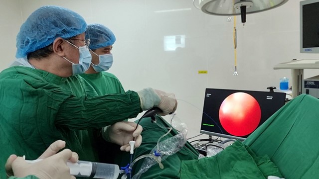 Mổ sỏi thận nhưng không tái khám, bà M. phải nhập viện do đau dữ dội, thận gần như hư hỏng hoàn toàn