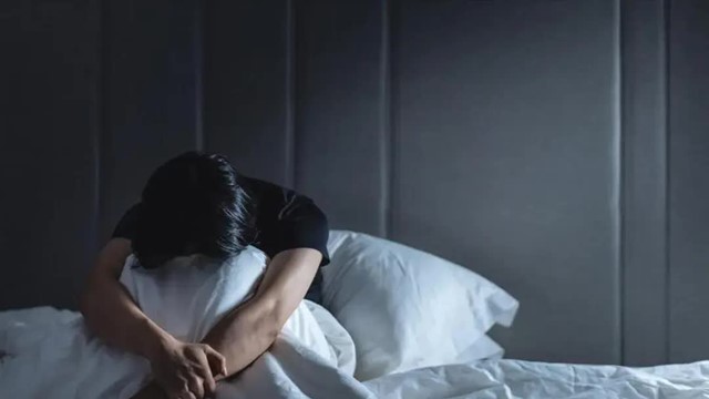 Thường xuyên dậy sớm là cảnh báo của nhiều bệnh lý 