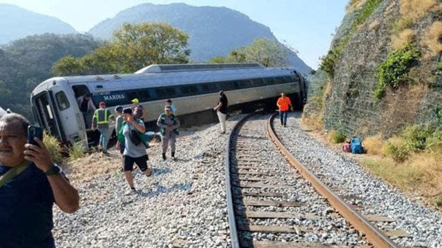 Tàu hỏa chở 250 người trật bánh, ít nhất 13 người thiệt mạng