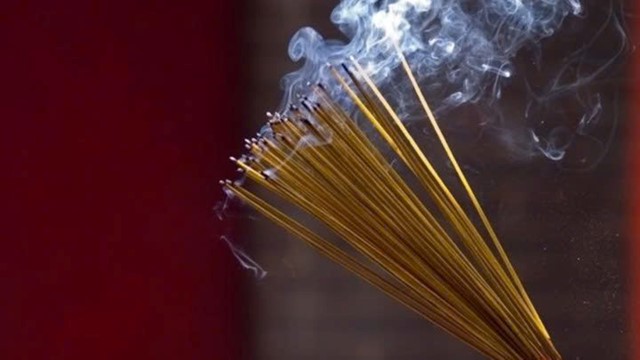 2 khung giờ không nên thắp hương