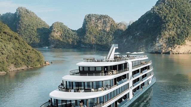 Du thuyền hạng sang có 33 phòng nghỉ, sân golf chính thức ra mắt tại Hạ Long