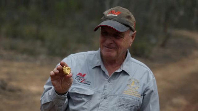 ‘Kho báu’ nằm la liệt dưới khu đất rộng 9.600 km2, hàng nghìn người đổ xô tới ‘đào vàng’, khối lớn nhất nặng tới 72kg