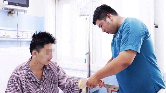 Nam nhân viên văn phòng đột ngột ngừng tim khi đang chơi cầu lông