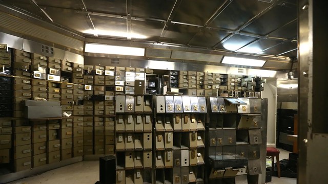 Băng trộm dùng mũi khoan kim cương xuyên thủng bê tông tầng hầm, phá 73 két sắt, cuỗm gần 500 tỷ đồng