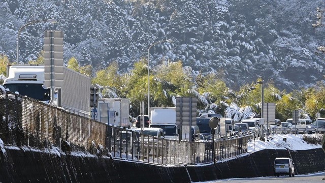 Một quốc gia chật vật bởi giao thông tê liệt, 3.000 phương tiện nằm la liệt, ùn tắc dài 23 km