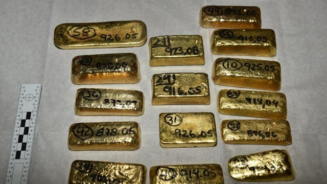 Tịch thu 104kg vàng thỏi, vàng miếng nguyên chất ngay tại sân bay quốc tế