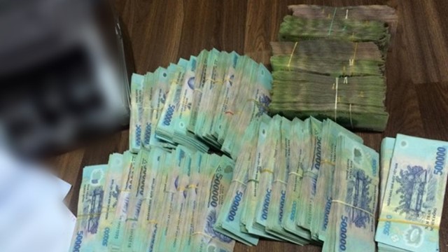 Khám xét khẩn cấp nhiều địa điểm, thu giữ lượng lớn tiền mặt, 1.563 bình kim loại, 3 kho bồn lớn, 12 xe ô tô, 5 xe máy, khởi tố 61 đối tượng