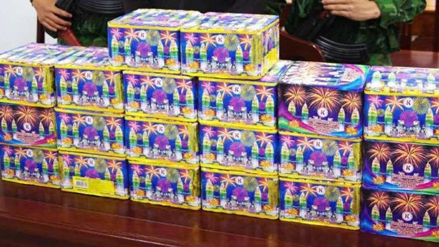 Kiểm tra xe máy do P.T.H. điều khiển, thu giữ tại chỗ 2 bao tải lớn