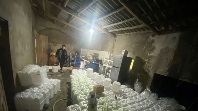 Kiểm tra đột xuất, phát hiện gần 900 lít rượu cốm không rõ nguồn gốc chuẩn bị tuồn ra phục vụ dịp Tết