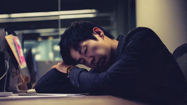 Nam nhân viên 37 tuổi bị liệt bàn tay sau một giấc ngủ ngắn ở văn phòng