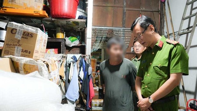 Khám xét khẩn cấp 3 địa điểm liên quan đến vợ chồng Giám đốc SN 1973, thu giữ hơn 130 lít nước hoa Chanel, Dior