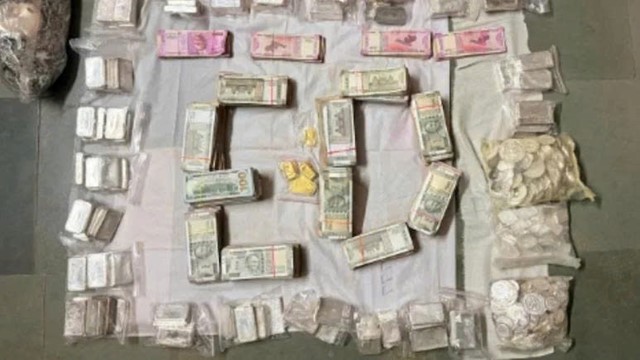 Khám xét khẩn cấp nhà môi giới chứng khoán, phát hiện 1,2kg vàng, 110kg bạc và tiền mặt chất đống trị giá hơn 10 tỷ đồng 