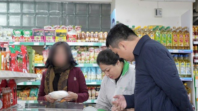 Một siêu thị tại Hà Nội bị phát hiện cá hồi, thịt cua không có nhãn mác, thời gian sản xuất và hạn sử dụng