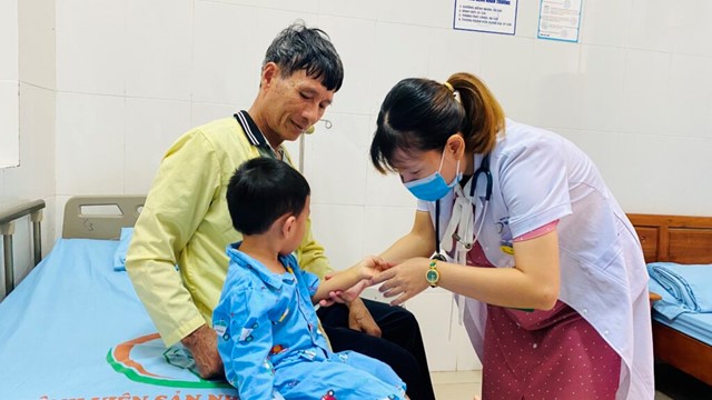 Dịch sốt xuất huyết và tay chân miệng diễn biến phức tạp, Bộ Y tế phát cảnh báo