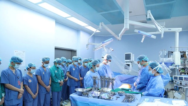 Hàng chục y bác sĩ cúi đầu mặc niệm nữ điều dưỡng hiến gan, thận và giác mạc cứu sống nhiều người